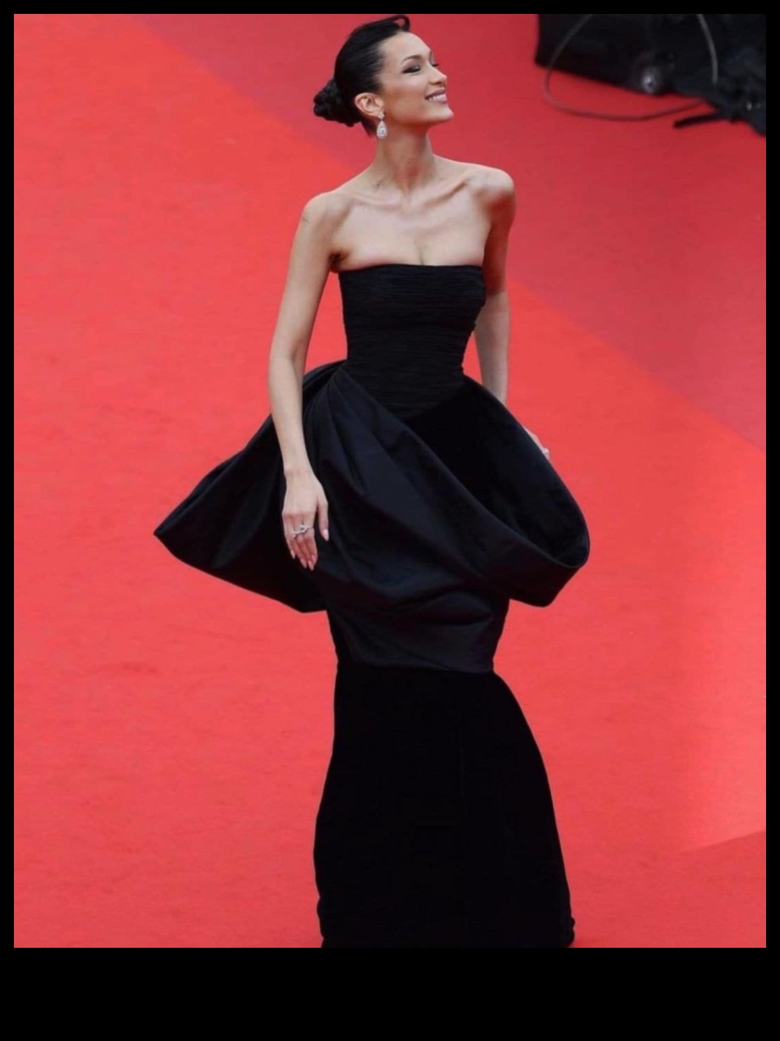 Celeb Chic: ținute de celebrități care vrăjesc eleganță